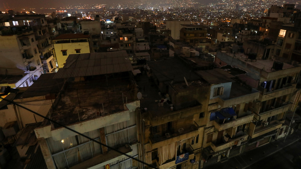 שכונה שלמה תחת עלטה (צילום: רויטרס) לבנון הפסקות חשמל ביירות