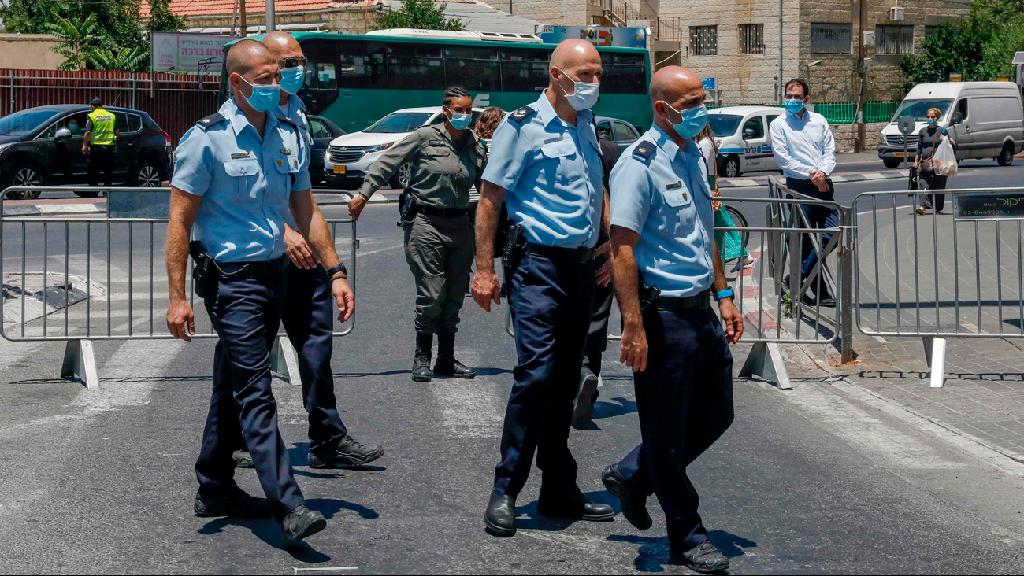 סגר בשכונות החרדיות בירושלים, ארכיון (צילום: AFP) סגר בשכונות החרדיות בירושלים רוממה ובעלז