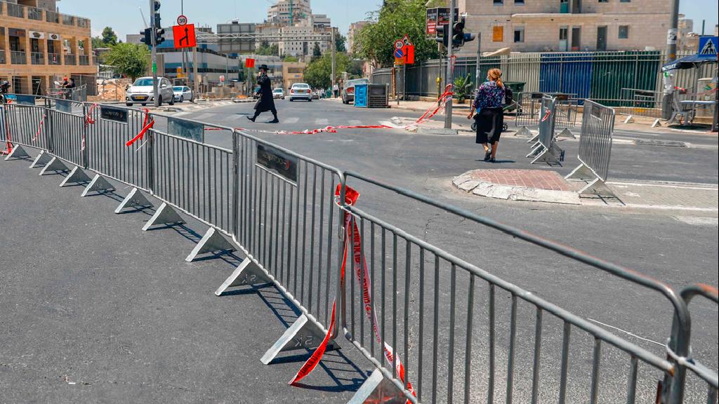 סגר בשכונות רוממה ובעלז בירושלים, ארכיון (צילום: AFP) סגר בשכונות החרדיות בירושלים רוממה ובעלז