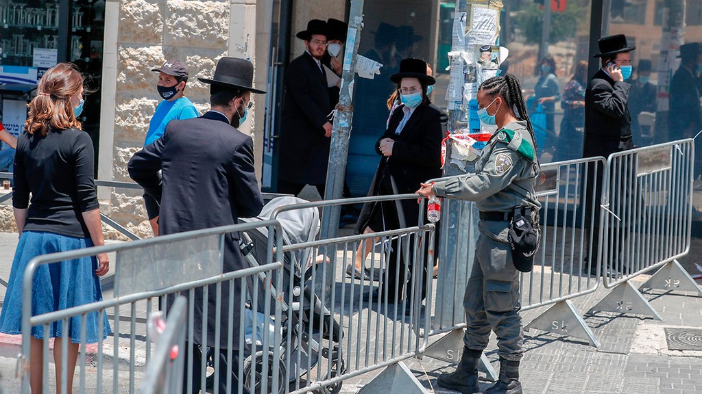 Police implement a closure in an ultra-Orthodox neighborhood of Jerusalem (Photo: AFP) סגר בשכונות החרדיות בירושלים רוממה ובעלז