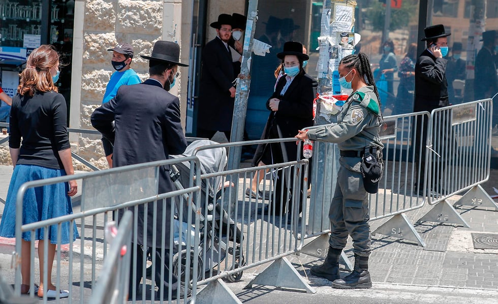 Closure in an Ultra-Orthodox Jerusalem neighborhood (Photo: AFP) סגר בשכונות החרדיות בירושלים רוממה ובעלז