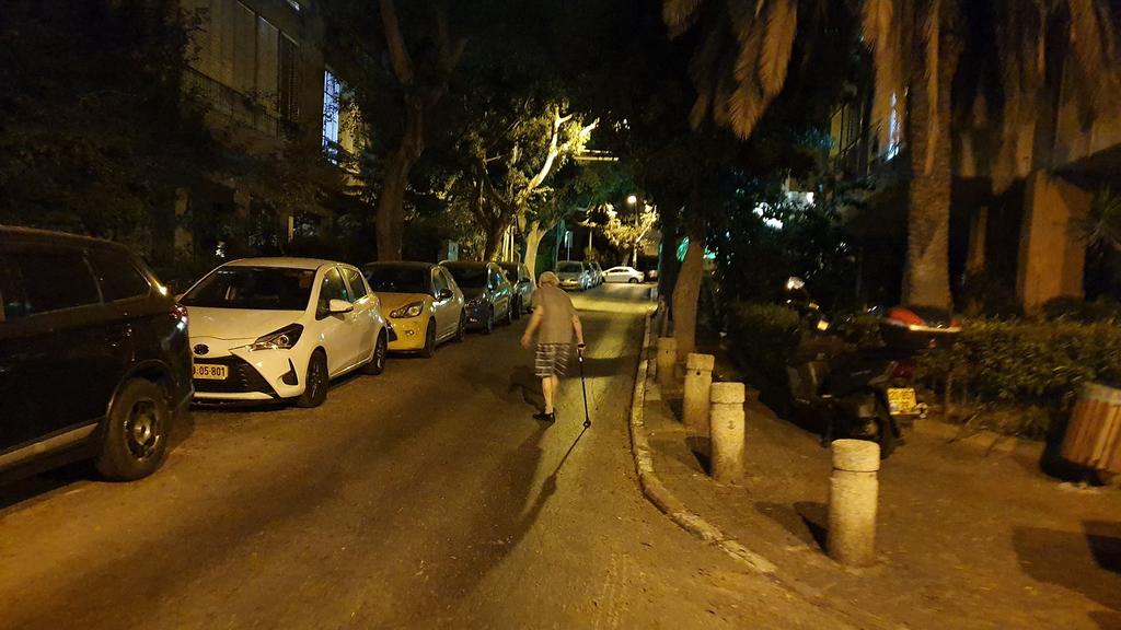המדרכות החסומות בשכונת גבעת רמבם בגבעתיים