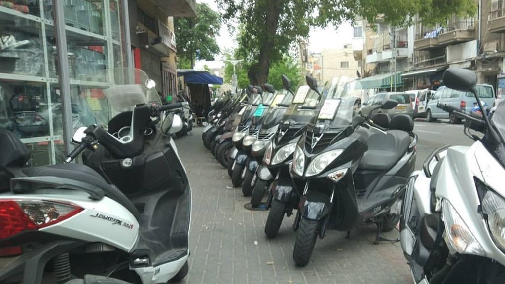 המדרכה החסומה בדרך שלמה בתל אביב