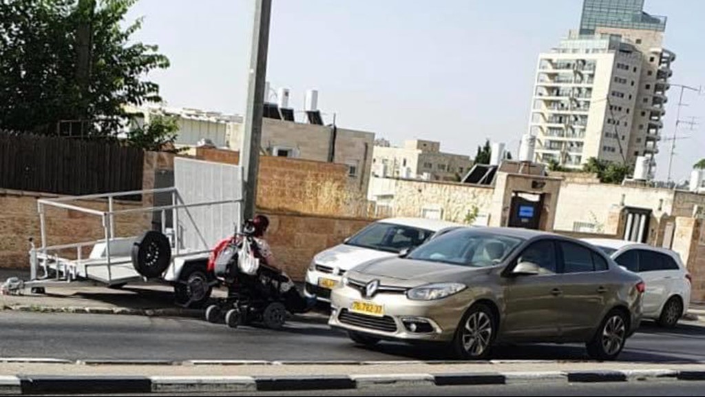 נכה נאלצת לרדת לכביש ברחוב בן זכאי בירושלים