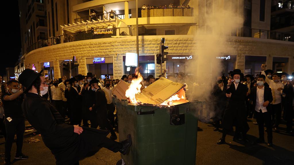הבעירו פחי אשפה (צילום: אלכס קולומויסקי) מחאה חרדים רוממה ירושלים