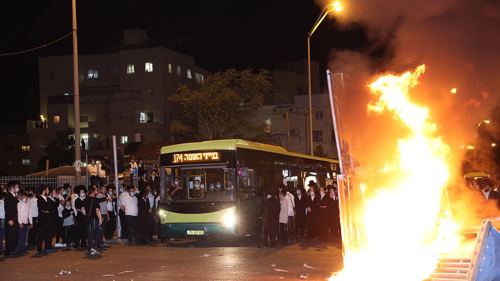 אש בהפגנה בשכונת רוממה (צילום: אלכס קולומויסקי) מחאה חרדים רוממה ירושלים