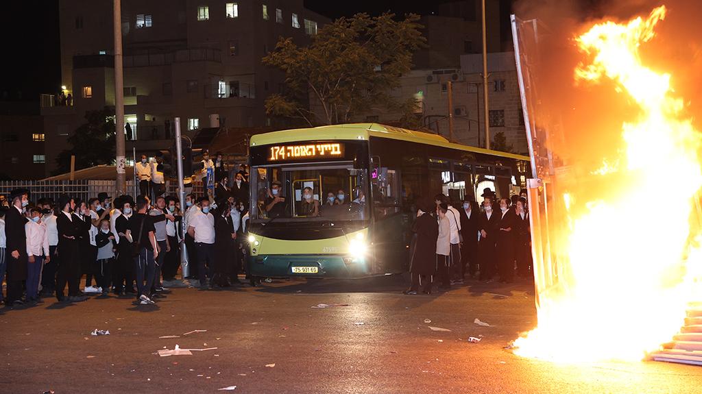 Ultra-Orthodox men protest against the closure of a Haredi neighborhood in Jerusalem (Photo: Alex Kolomoyski) מחאה חרדים רוממה ירושלים