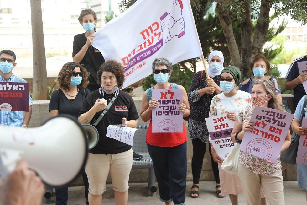 המורים מפגינים נגד פיטוריהם, תל אביב (צילום: מוטי קמחי) הפגנה של מורים מול משרד החינוך בתל אביב כמחאה על פיטורים של 600 מורים