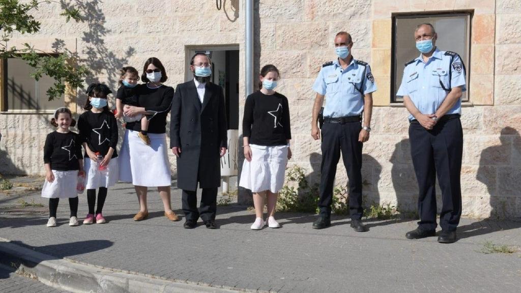 בתיה גטר ובני משפחתה במפגש עם קציני המשטרה (צילום: דוברות משטרת ישראל) פגישה של נציגי המשטרה עם בתיה גטר בת ה13 שעוכבה בגלל אי עטיית מסיכה