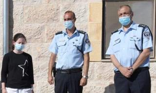 פגישה של נציגי המשטרה עם בתיה גטר בת ה13 שעוכבה בגלל אי עטיית מסיכה
