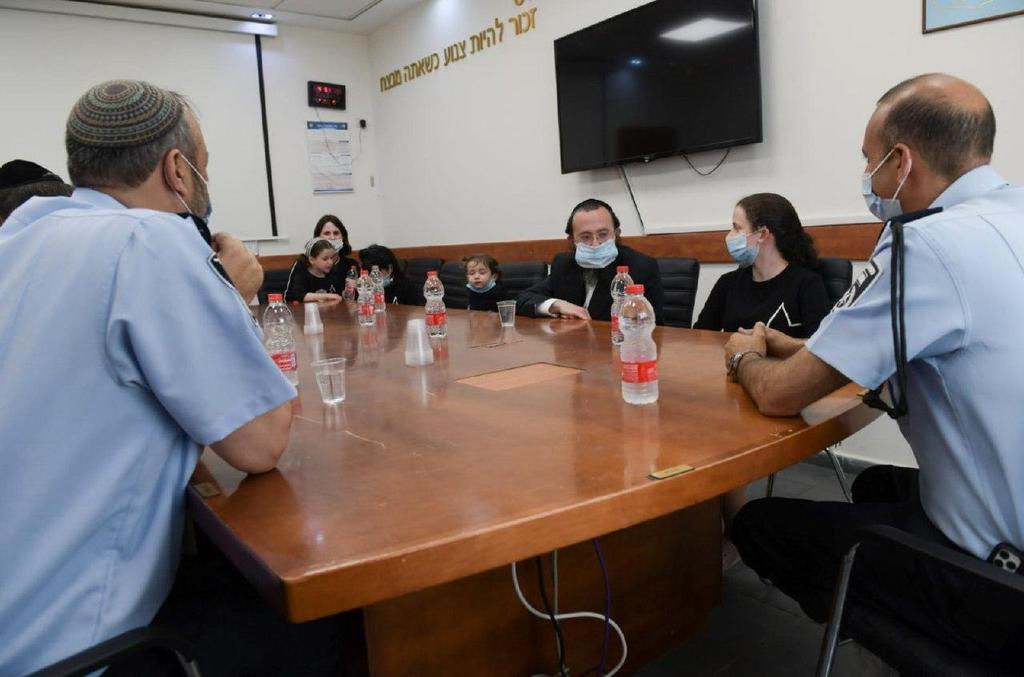"שמחים שבאת". המפגש בתחנת המשטרה (צילום: דוברות משטרת ישראל) פגישה של נציגי המשטרה עם בתיה גטר בת ה13 שעוכבה בגלל אי עטיית מסיכה