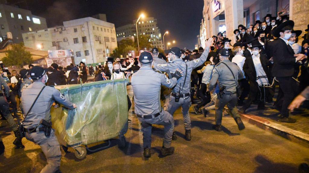 Ultra-Orthodox men clash with police during protest against the closure of a Haredi neighborhood in Jerusalem (Photo: Shalev Shalom) הפגנה של תושבי רוממה במחאה על הסגר שהוטל על השכונה