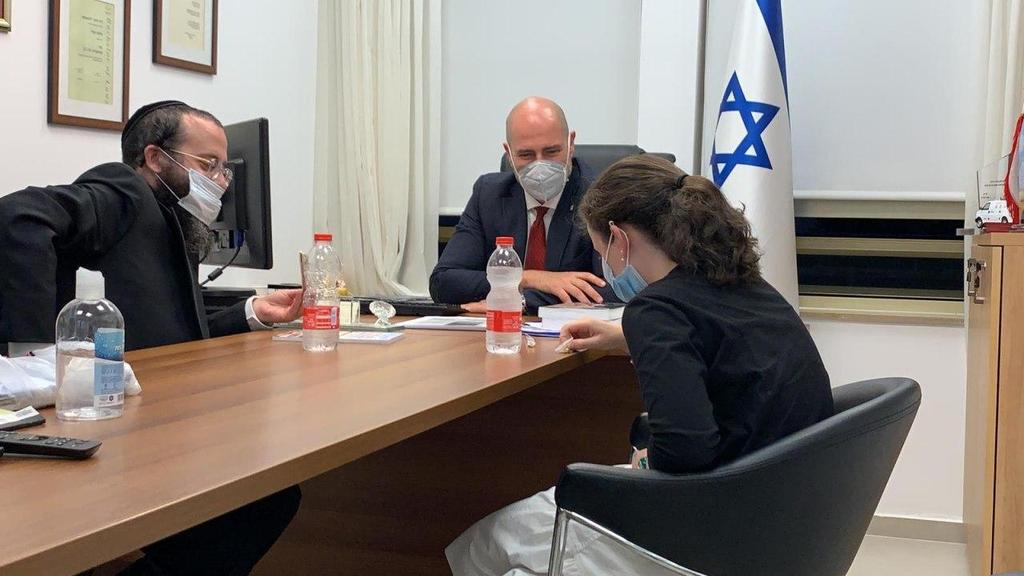 "הלב שלי יצא אלייך". בתיה ואביה במפגש עם השר אוחנה (צילום: תקשורת השר לביטחון פנים) אמיר אוחנה נפגש עם הנערה בתיה גטר בת ה-13 ואביה שיע גטר