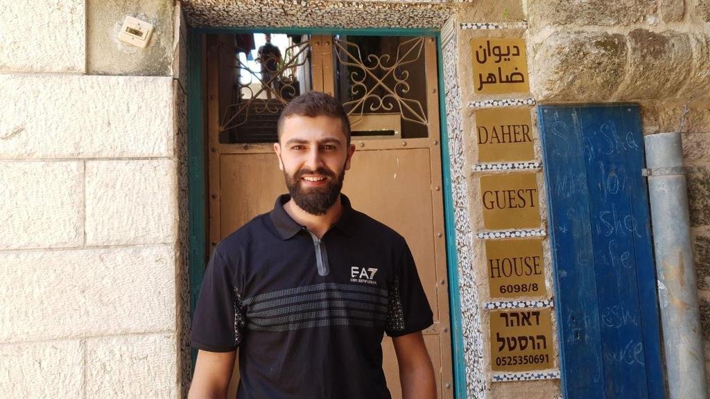 דאהר בכניסה לגסטהאוס. "אני מודאג, איך נתפרנס?" (צילום: אסף קמר) סלים דאהר הבעלים והיזם של בית הארחה דהאר