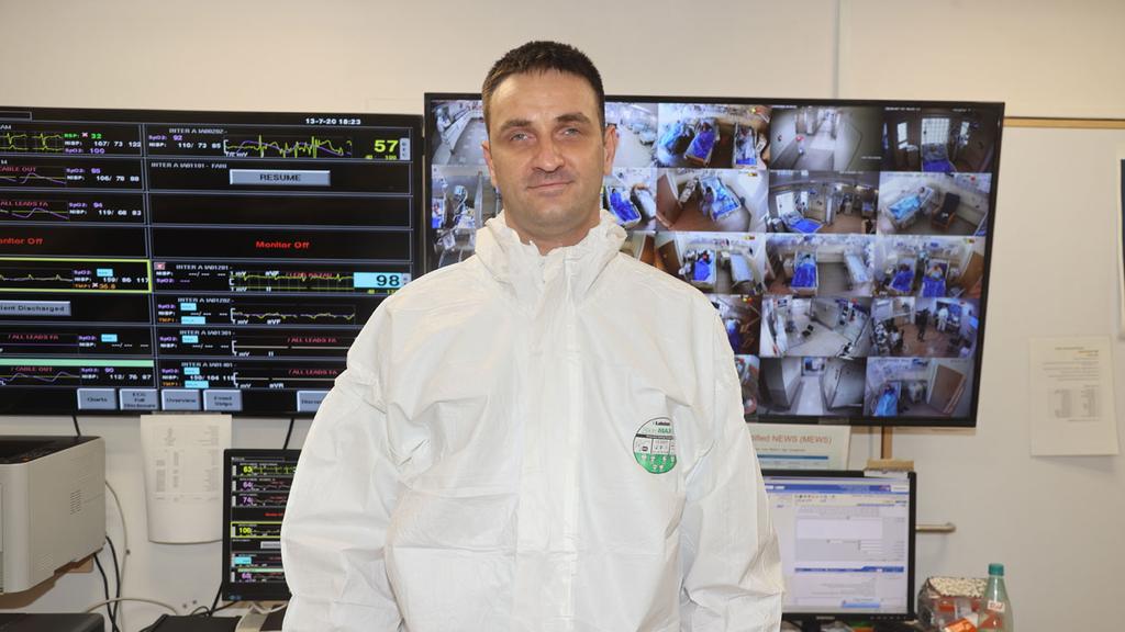"עובדים לפעמים גם תשע משמרות בשבוע". לוסב (צילום: יריב כץ) "עובדים לפעמים גם תשע משמרות בשבוע". לוסב
