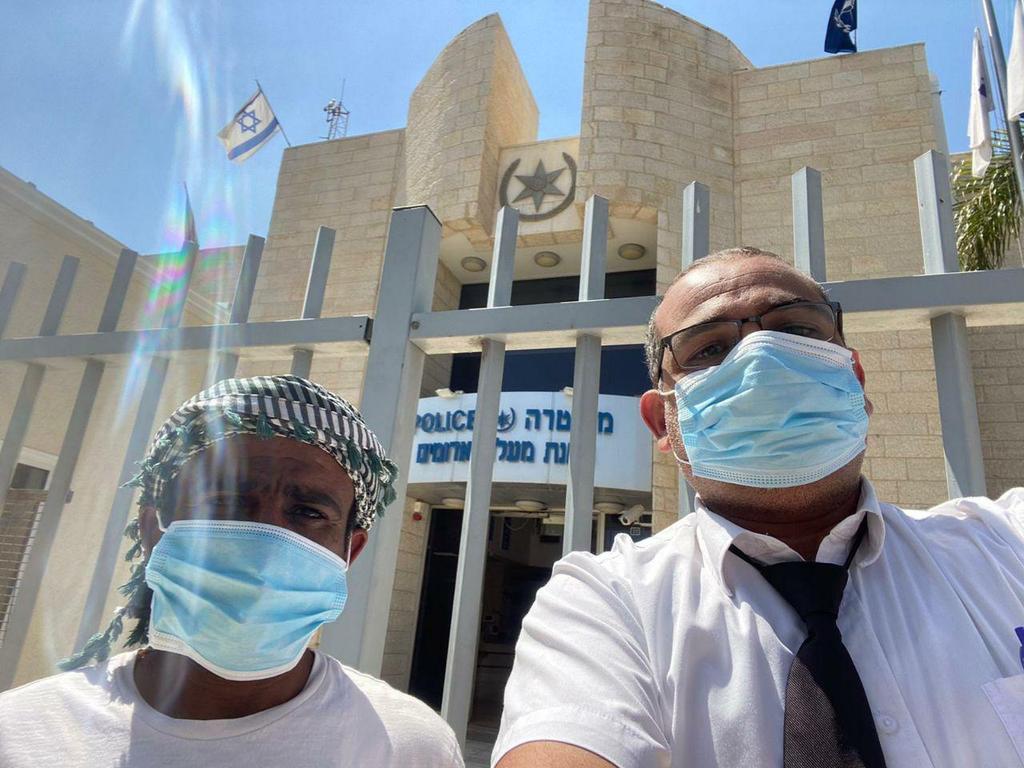 עו"ד יוסף א-סאנע ואביהם של הילדים הבדואים שצולמו אחרי שהגישו את התלונה עו"ד יוסף א-סאנע ואביהם של הילדים הבדואים שצולמו