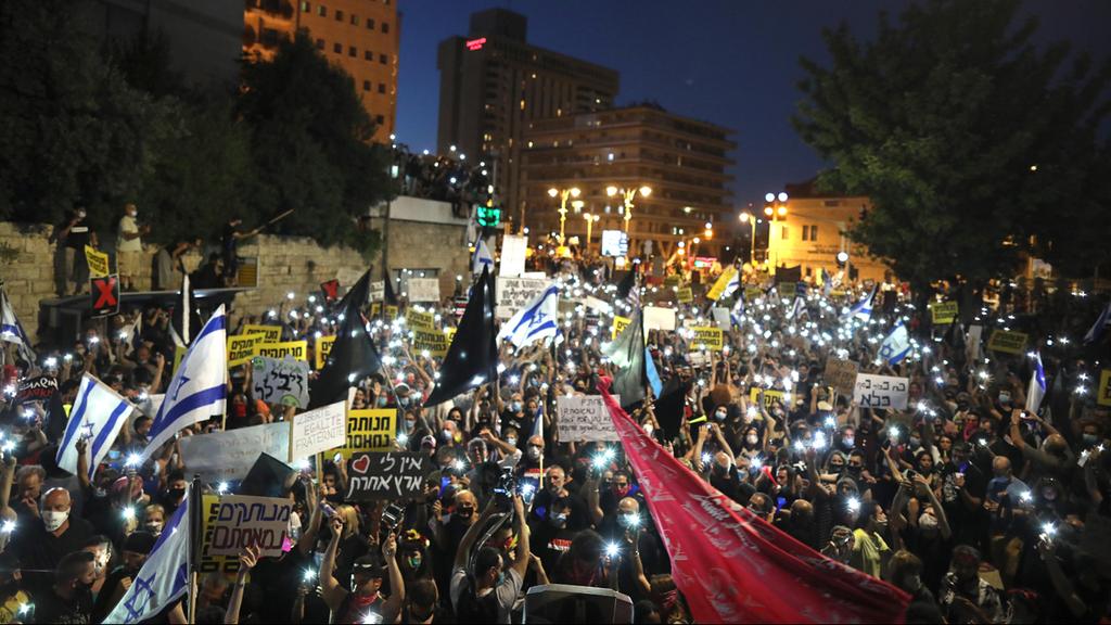 ההפגנה מול מעון רה"מ. "להציב קווים אדומים" (צילום: EPA) הפגנה מול בית רה"מ בירושלים