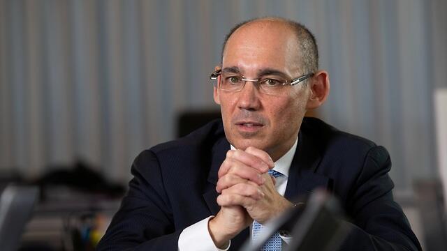 פרופ' אמיר ירון. חיבה לנעליים נקיות (צילום: אלכס קולומויסקי) פרופ' אמיר ירון. חיבה לנעליים נקיות