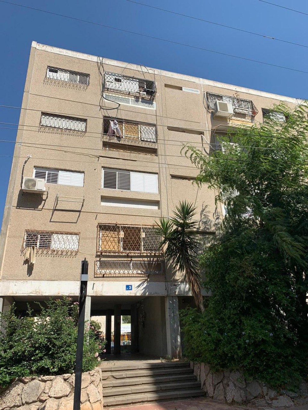 הבניין שממנו הושלכה התינוקת לפי החשד (צילום: גדי קבלו) הבניין שממנו נפלה תינוקת מהקומה השנייה