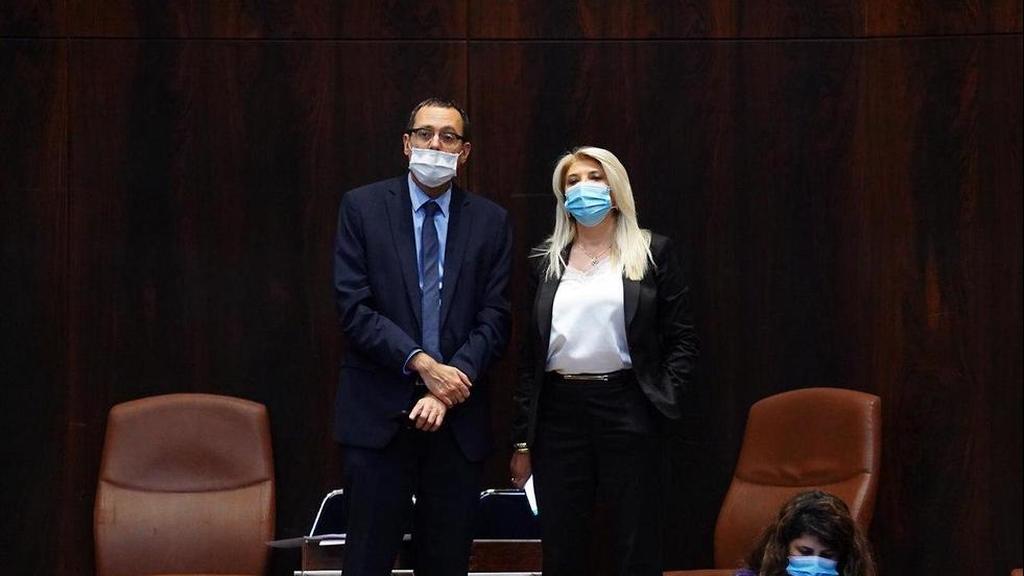 צביקה האוזר ואוסנת מארק