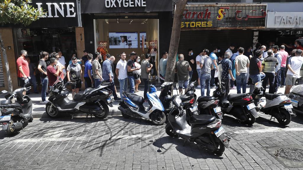 People line to buy U.S. dollars, in Beirut, Lebanon (Photo: AP) People line up outside an exchange shop to buy U.S. dollars, in Beirut, Lebanon
