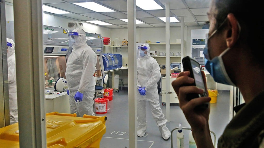 Coronavirus testing lab in Tel Aviv (Photo: AFP) מעבדות לבדיקת קורונה של צה"ל