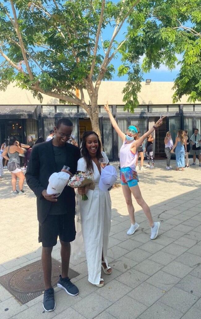התלבשת במיוחד למאורע? מאיה ורטהיימר ברקע החתן והכלה (צילום: אינסטגרם) התלבשת במיוחד למאורע? מאיה ורטהיימר ברקע החתן והכלה