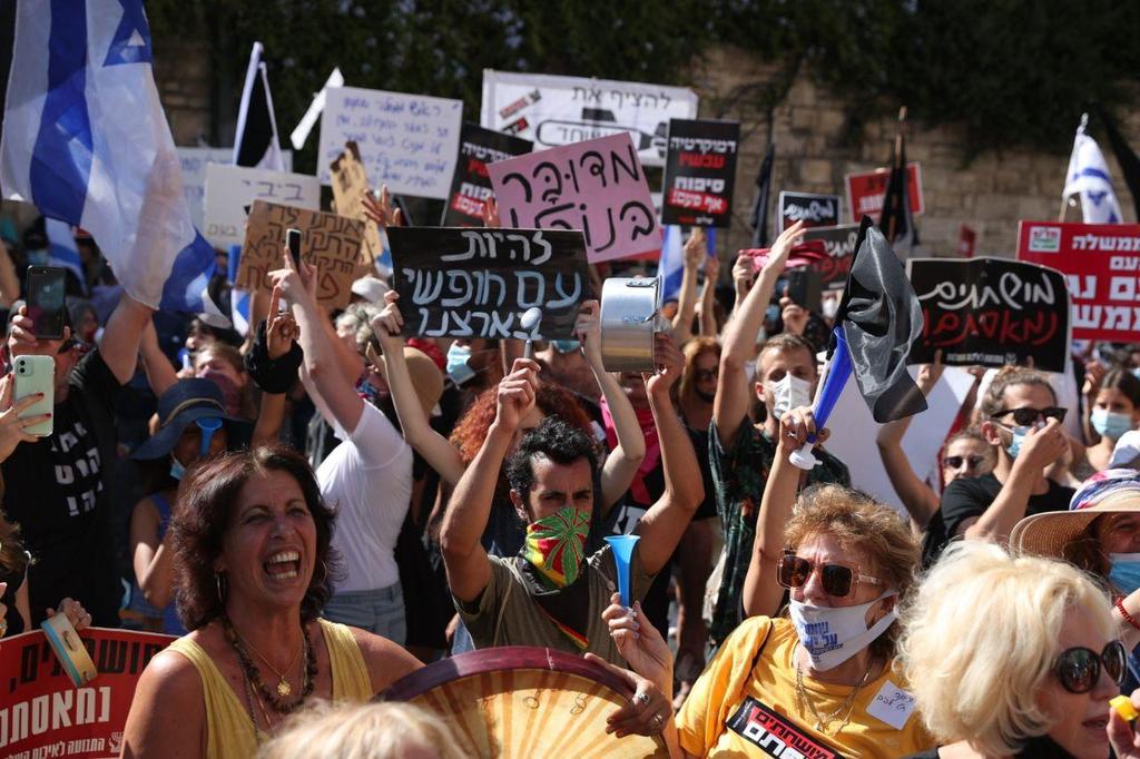 מחאת הדגלים השחורים מול מעון ראש הממשלה (צילום: עמית שאבי) מחאת הדגלים השחורים מול מעון ראש הממשלה