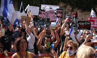 מחאת הדגלים השחורים מול מעון ראש הממשלה