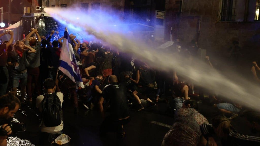שימוש במכת"זית בהפגנה בירושלים (צילום: עמית שאבי) המפגינים עוברים למרכז העיר