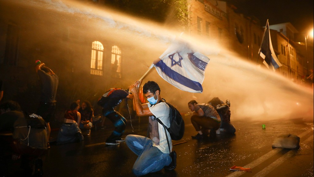 הפגנת מחאה מול מעון ראש הממשלה בנימין נתניהו ירושלים הפגנה עם דגל ישראל