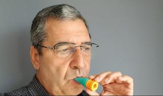 פרופ' סרוסי עם המכשיר לגילוי קורונה