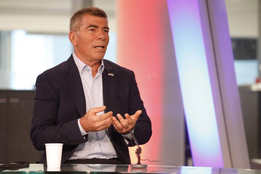 Foreign Minister Gabi Ashkenazi (Photo: Shaul Golan) גבי אשכנזי באולפן ynet