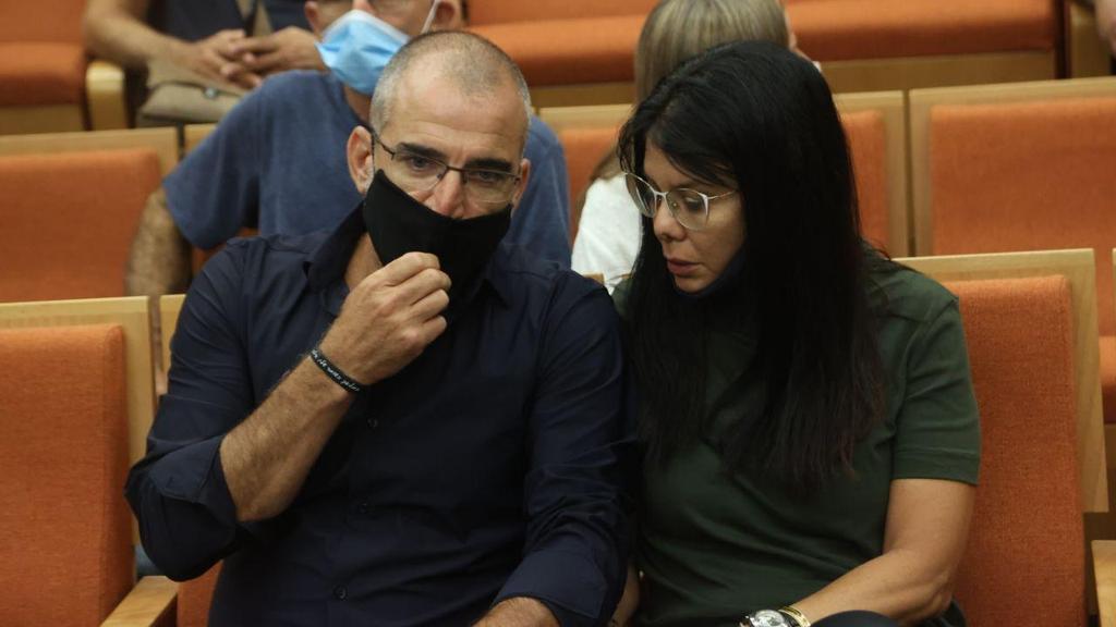 הוריו של אילון שלו אמסלם בבית המשפט (צילום: מוטי קמחי) הוריו של אילון שלו אמסלם והנאשם אלי בר זכאי בבית המשפט