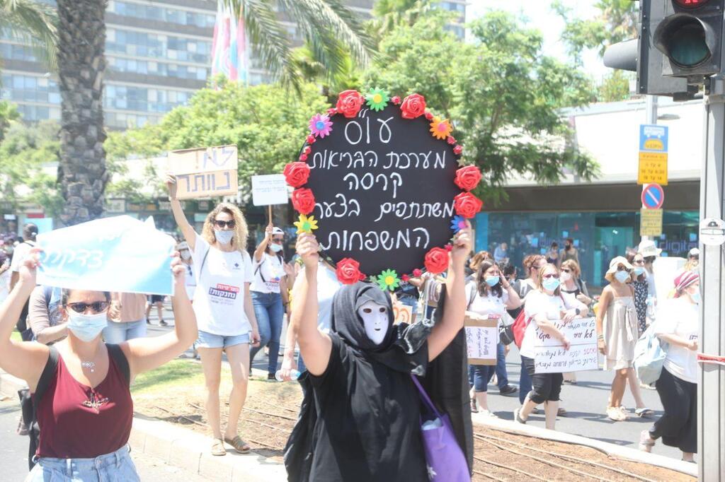 Social and welfare workers protesting budget cuts in Tel Aviv (Photo: Motti Kimchi) הפגנת עובדים סוציאליים בתל אביב