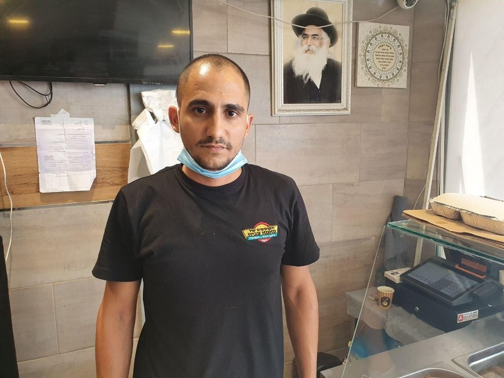 פרג'ון. "בגלל הקורונה רוב החנויות כאן סגורות" (צילום: אסף קמר) רמי פרג'ון בעל חנות מכולת