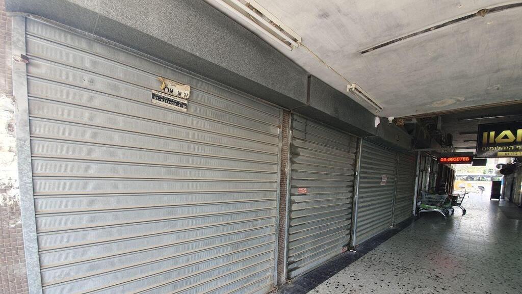 Shops closed due to the coronavirus lockdown in the southern city of Netivot (Photo: Assaf Kamar) Shops closed due to the coronavirus lockdown in the southern city of Netivot