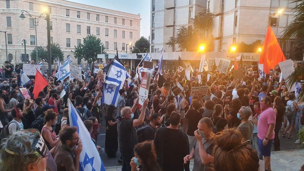 המפגינים בירושלים (צילום: אלי מנדלבאום ) הדגלים השחורים