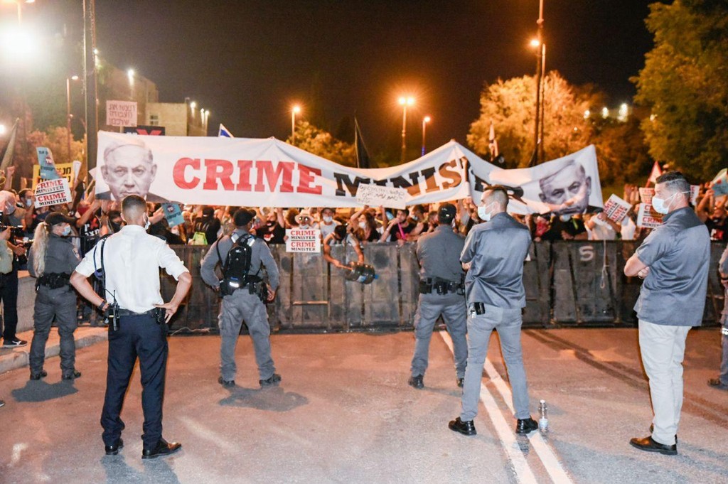 Protestors outside Knesset (Photo: Shalev Shalom) ההפגנה מול הכנסת