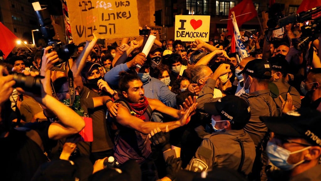 עימותים עם השוטרים (צילום: רויטרס) עימותים עם השוטרים