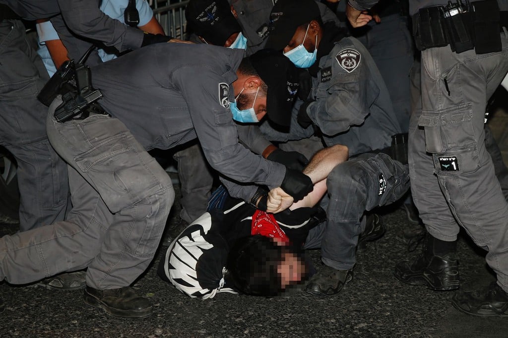 מעצרים בסוף ערב של מחאה המונית בירושלים (צילום: AP) מעצרים בסוף ערב של מחאה המונית בירושלים