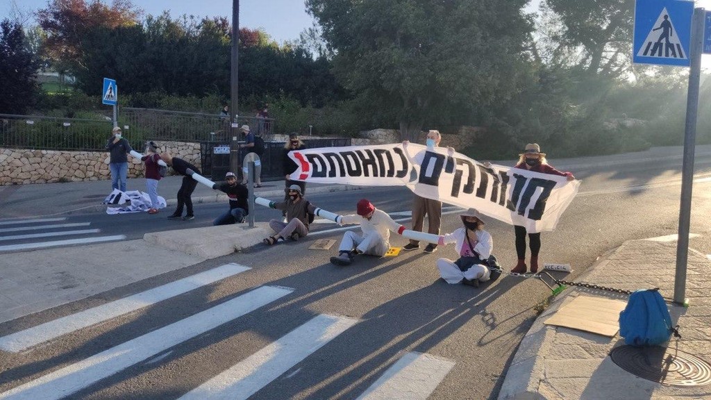 חוסמים את שער הכניסה לכנסת לפני אישור חוק ההסמכה, יולי (צילום: קריימיניסטר) מפגינים חוסמים את שער הכניסה לכנסת