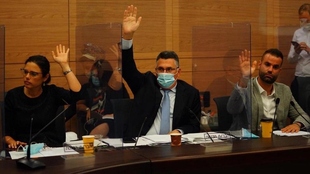 Members of the Knesset's Constitution, Law and Justice Committee votes to advance the legislation granting the government wider powers (Photo: Adina Wellman) ועדת החוקה