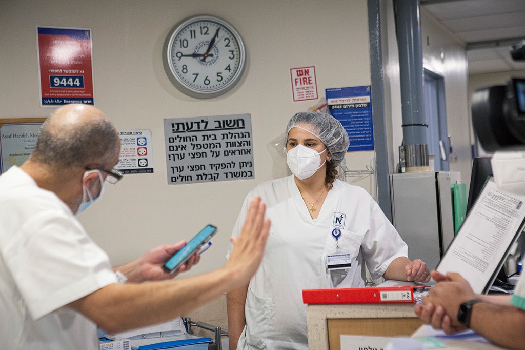 התייעצות עם הרופא בדלפק האחיות (צילום: תומי הרפז) חן קריספין אחות בבית אסף הרופא