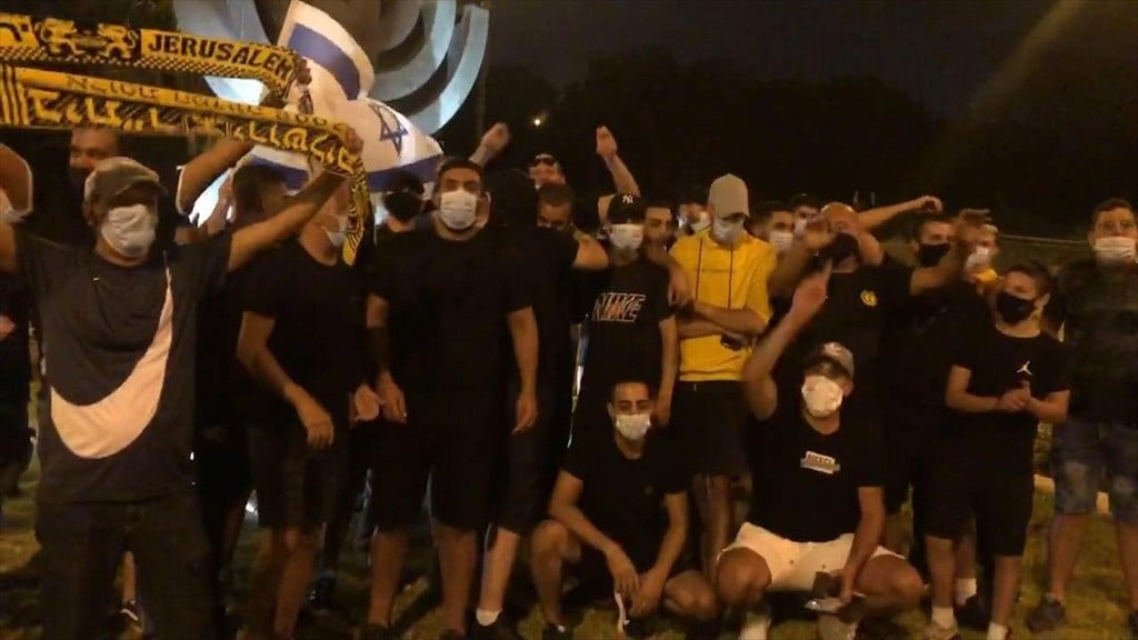 Members of the far-right 'La-Familia' gang demonstrating in support of Prime Minister Benjamin Netanyahu הפגנת הלה-פמיליה מול פסל המנורה בירושלים