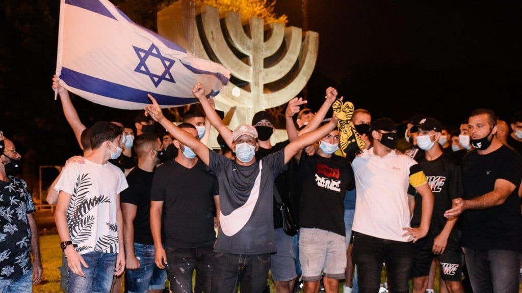 פעילי "לה פמיליה" מול פסל המנורה בירושלים (צילום: שלו שלום) הפגנת הלה-פמיליה מול פסל המנורה בירושלים