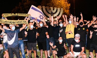 פעילי "לה פמיליה" ליד פסל המנורה בירושלים