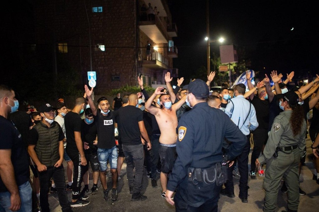 פעילי "לה פמיליה" מול המפגינים נגד נתניהו (צילום: יואב דודקביץ) מפגינים התומכים בנתניהו בהפגנה בירושלים