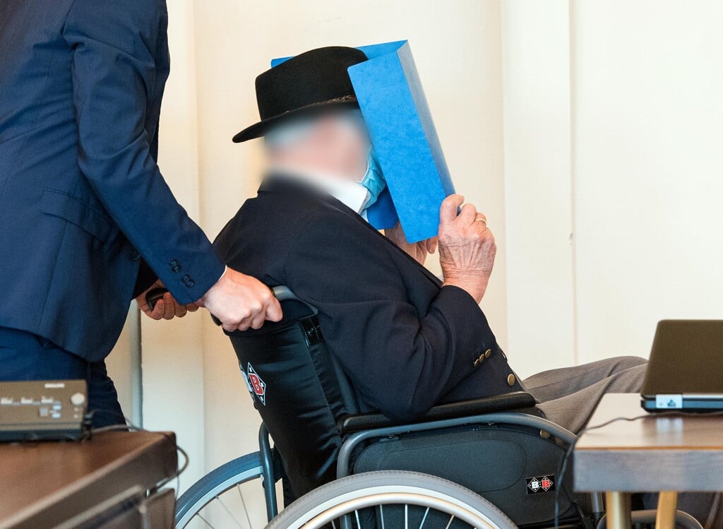 Bruno Dey, 93-year-old former SS security guard from the Stutthof concentration camp near Gdansk sits in a courtroom behind a plexiglass window in the regional court on July 23, 2020 in Hamburg (Photo: Getty Images ) Bruno Dey, 93-year-old former SS security guard from the Stutthof concentration camp near Gdansk sits in a courtroom behind a plexiglass window in the regional court on July 23, 2020 in Hamburg