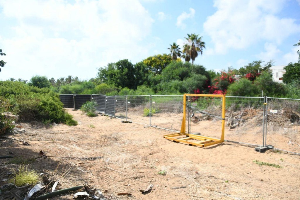 צילום: יאיר שגיא הצבת גדרות מניעת הפגנות בית של ביבי נתניהו קיסריה